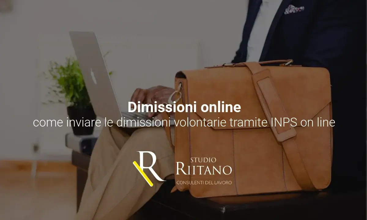 Uomo con laptop e borsa in pelle impara come dare le dimissioni online tramite INPS.
