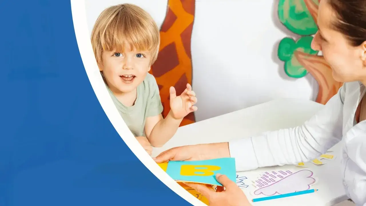 Bambino sorridente impara lettere con un tecnico ABA. Corso di apprendimento divertente.