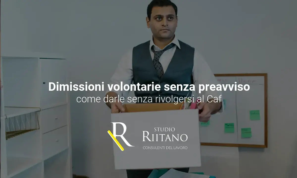 Uomo con scatola di effetti personali, pronto a licenziarsi senza preavviso. Guida su come dare le dimissioni.