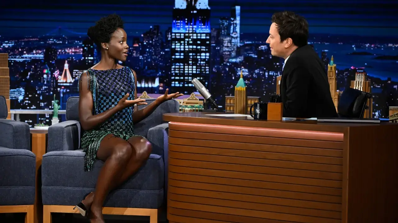 Lupita Nyong'o parla con Jimmy Fallon in uno studio TV. Un sogno che si avvera per chi vuole lavorare in TV senza esperienza.