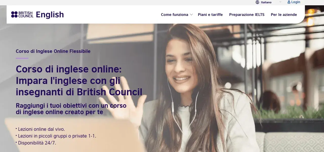 Donna sorridente partecipa a un corso di inglese online flessibile con insegnanti British Council. Impara l'inglese con lezioni dal vivo, gruppi o private.