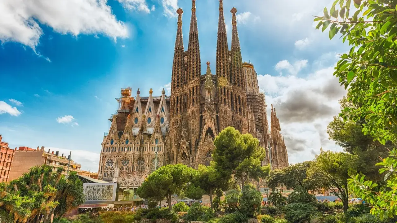 La Sagrada Familia, un sogno di Gaudí, attira visitatori da tutto il mondo. Lavorare a Barcellona qui sarebbe un'esperienza unica.