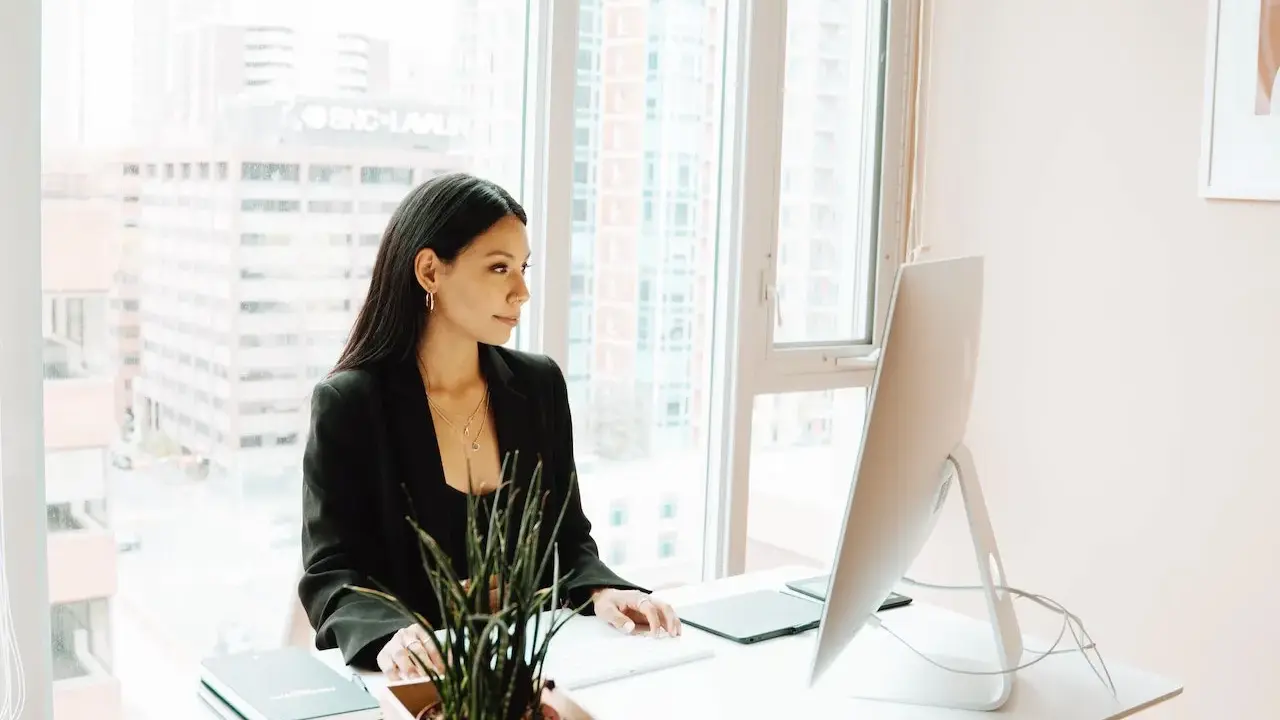 Donna al computer, concentrata sul suo lavoro. Si occupa del back office, gestendo dati e organizzando informazioni per l'azienda.