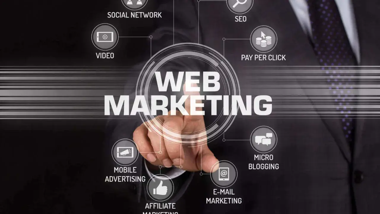 Un uomo tocca uno schermo con le parole "Web Marketing". Il corso di web marketing manager copre SEO, social, video, PPC, email, microblogging e affiliate.