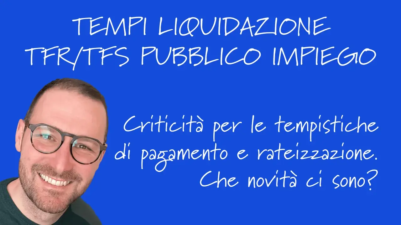 Uomo sorridente con occhiali su sfondo blu. Testo: "Tempi liquidazione TFR/TFS pubblico impiego. Criticità per le tempistiche di pagamento e rateizzazione. Che novità ci sono?".