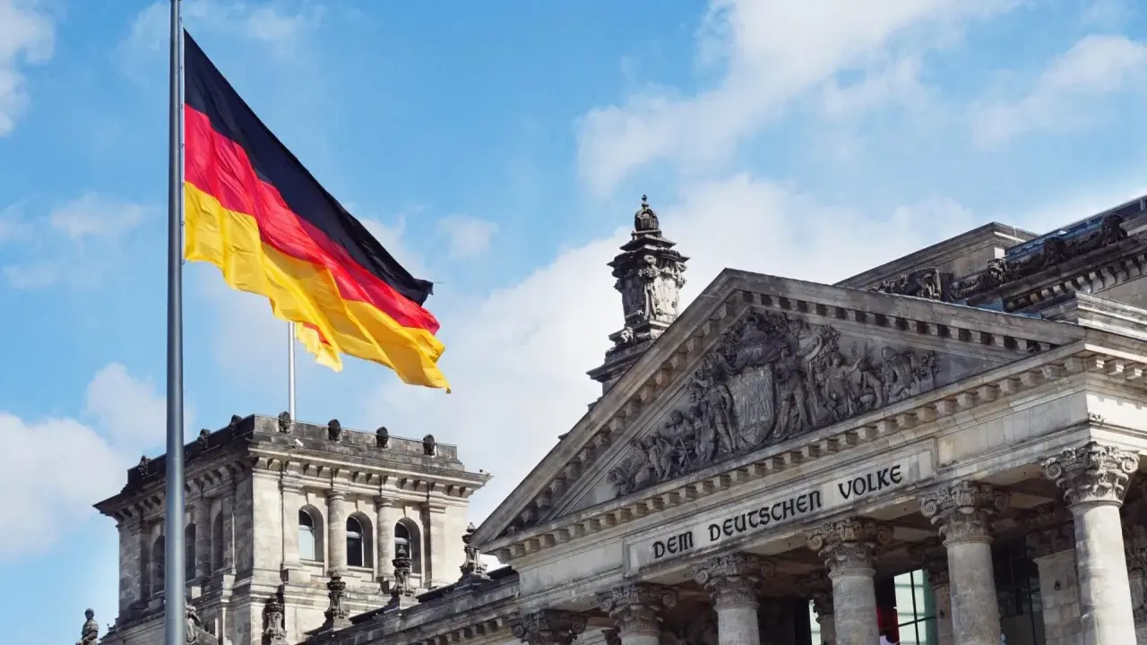 Bandiera tedesca sventola davanti al Reichstag. Impara il tedesco online gratis!