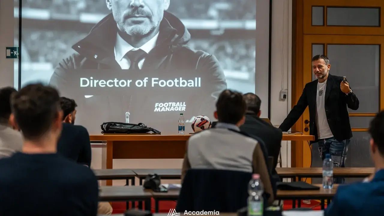 Un relatore parla a un pubblico interessato, con una proiezione che mostra "Director of Football". Un corso per chi vuole lavorare nel calcio.