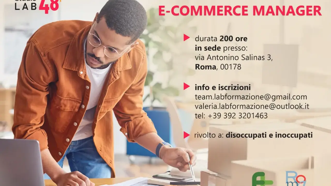 Uomo al lavoro su un tavolo con laptop, pacchi e calcolatrice. Annuncio di corsi di formazione professionale gratuiti per E-Commerce Manager.