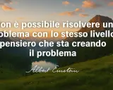 Montagne maestose e lago sereno incorniciano frasi di chiusura di Albert Einstein: "Non è possibile risolvere un problema con lo stesso livello di pensiero che sta creando il problema.