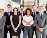 Un gruppo di professionisti sorridenti, pronti a contribuire al **programma Gol Regione Lazio**.