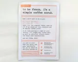 Un foglietto con frasi di saluto e ringraziamento per un caffè scrub. Invita a provare il prodotto per una pelle liscia e perfetta.