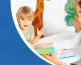 Bambino sorridente impara lettere con un tecnico ABA. Corso di apprendimento divertente.
