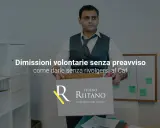 Uomo con scatola di effetti personali, pronto a licenziarsi senza preavviso. Guida su come dare le dimissioni.