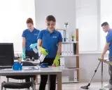 Addetti alle pulizie in ufficio, un lavoro part time che garantisce un buon stipendio. Pulizia scrivanie e pavimenti.
