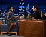 Lupita Nyong'o parla con Jimmy Fallon in uno studio TV. Un sogno che si avvera per chi vuole lavorare in TV senza esperienza.