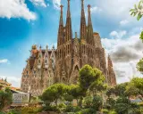 La Sagrada Familia, un sogno di Gaudí, attira visitatori da tutto il mondo. Lavorare a Barcellona qui sarebbe un'esperienza unica.