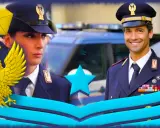Un ispettore di polizia, uomo e donna, in uniforme, sorridono con orgoglio. Dietro di loro, un'auto di servizio.