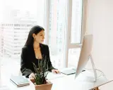 Donna al computer, concentrata sul suo lavoro. Si occupa del back office, gestendo dati e organizzando informazioni per l'azienda.