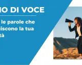 Donna con megafono, con frasi con tono che costruiscono l'identità.