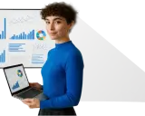 Donna con laptop mostra grafici, perfetta per un corso data analyst.