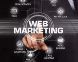 Un uomo tocca uno schermo con le parole "Web Marketing". Il corso di web marketing manager copre SEO, social, video, PPC, email, microblogging e affiliate.