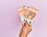 Mano che tiene banconote da 50 euro, pronte per quando si paga l'INPS.
