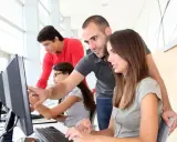 Formazione in aula: un tutor guida gli apprendisti. Si discute di contratto apprendistato licenziamento, sperando in un futuro positivo.