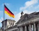Bandiera tedesca sventola davanti al Reichstag. Impara il tedesco online gratis!