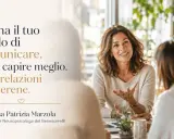 Una donna sorride mentre parla, incoraggiando a comunicare meglio prima di parlare. Dott.ssa Patrizia Marzola, Psicologa.