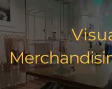 Interno di un negozio di abbigliamento con manichini e abiti in esposizione. Il testo "Visual Merchandising" è sovrapposto.