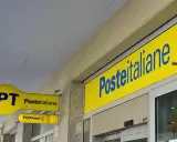 Insegne gialle di Poste Italiane, con logo PT e Postamat. Un invito a partecipare al concorso Poste Italiane.