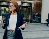 Donna con caffè e quaderni, pronta per il suo ruolo.