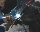 Manutentore meccanico al lavoro, con scintille luminose. Un mestiere che merita un buon stipendio per la sua abilità e precisione.