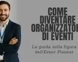 Uomo sorridente in giacca e cravatta, con badge, pronto per i corsi di event planner. Guida per diventare organizzatore di eventi.