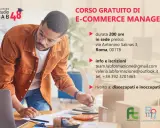 Uomo al lavoro su un tavolo con laptop, pacchi e calcolatrice. Annuncio di corsi di formazione professionale gratuiti per E-Commerce Manager.