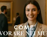 Giovane donna sorridente in un museo, con opere d'arte alle spalle. Il testo "Come lavorare nei musei" suggerisce un percorso professionale.