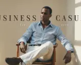 Uomo con camicia azzurra e pantaloni chiari, un look business casual impeccabile.