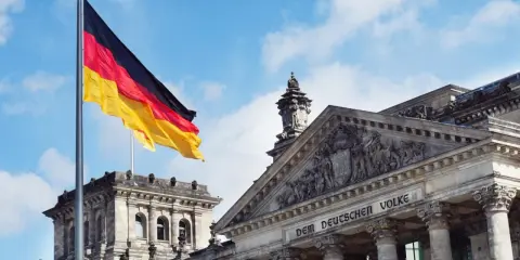 Bandiera tedesca sventola davanti al Reichstag. Impara il tedesco online gratis!