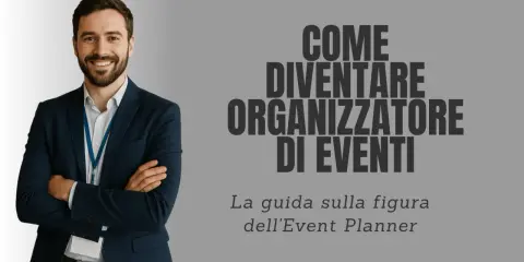 Uomo sorridente in giacca e cravatta, con badge, pronto per i corsi di event planner. Guida per diventare organizzatore di eventi.