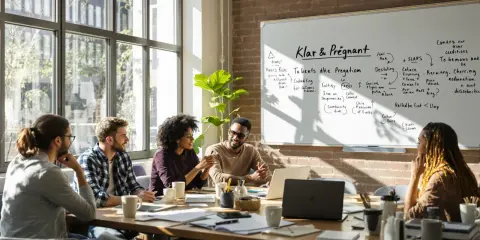 Un gruppo di persone discute idee davanti a una lavagna. La lavagna è piena di appunti e disegni, mostrando come può essere la voce di un'idea.