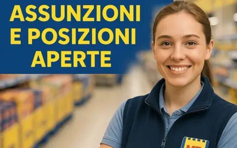 Giovane scaffalista supermercato sorridente, con scritta "Assunzioni e posizioni aperte".