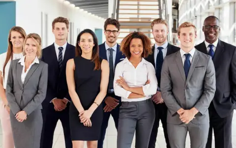 Un gruppo di professionisti sorridenti, pronti a contribuire al **programma Gol Regione Lazio**.