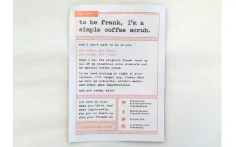 Un foglietto con frasi di saluto e ringraziamento per un caffè scrub. Invita a provare il prodotto per una pelle liscia e perfetta.