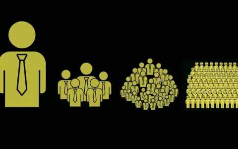 Icone di persone con cravatta, da una a molte, che rappresentano la crescita del team e l'aumento dello stipendio nel customer service.