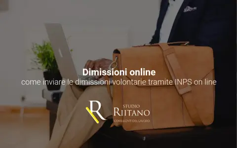 Uomo con laptop e borsa in pelle impara come dare le dimissioni online tramite INPS.
