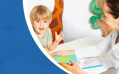 Bambino sorridente impara lettere con un tecnico ABA. Corso di apprendimento divertente.