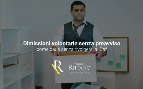 Uomo con scatola di effetti personali, pronto a licenziarsi senza preavviso. Guida su come dare le dimissioni.
