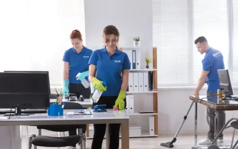 Addetti alle pulizie in ufficio, un lavoro part time che garantisce un buon stipendio. Pulizia scrivanie e pavimenti.