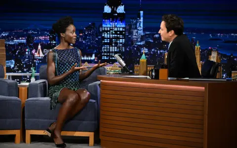 Lupita Nyong'o parla con Jimmy Fallon in uno studio TV. Un sogno che si avvera per chi vuole lavorare in TV senza esperienza.