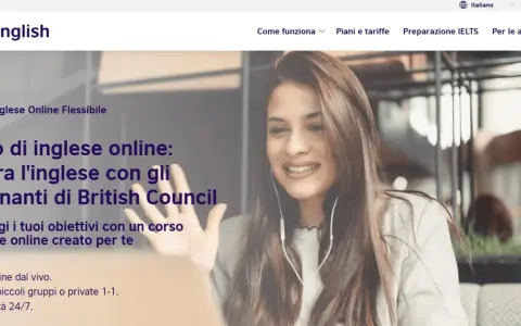 Donna sorridente partecipa a un corso di inglese online flessibile con insegnanti British Council. Impara l'inglese con lezioni dal vivo, gruppi o private.